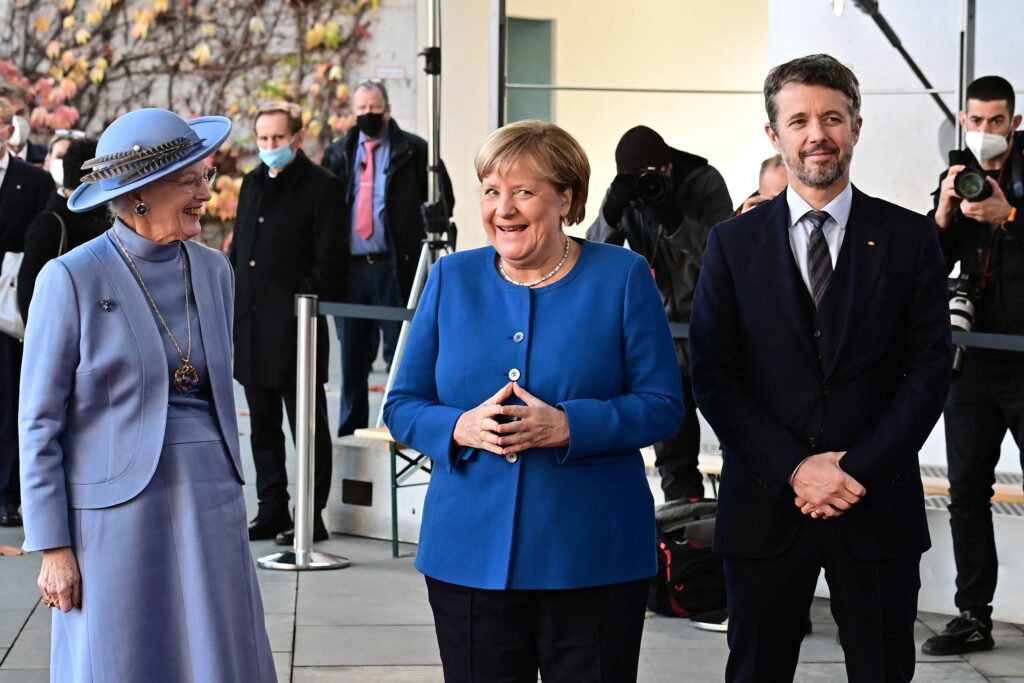 Cues that carry symbolic meaning. German Chancellor Angela Merkel (C) forms her typical hand gesture, the so-called "Merkel-Raute"