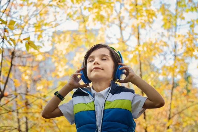 People-in-nature-yellow-leaf-autumn-tree-audio-equipment-1558211-pxhere.com
