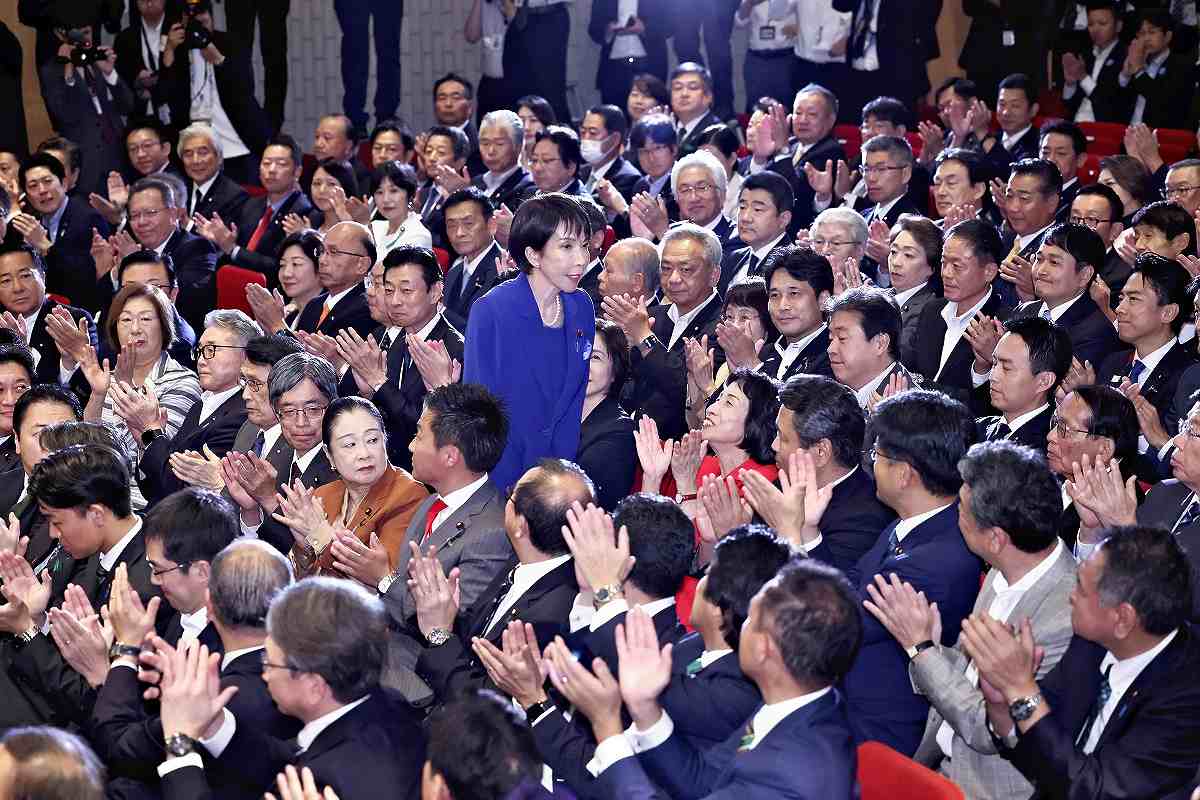 An image of Sanae Takaichi being applauded in the Diet, the national parliament of Japan.