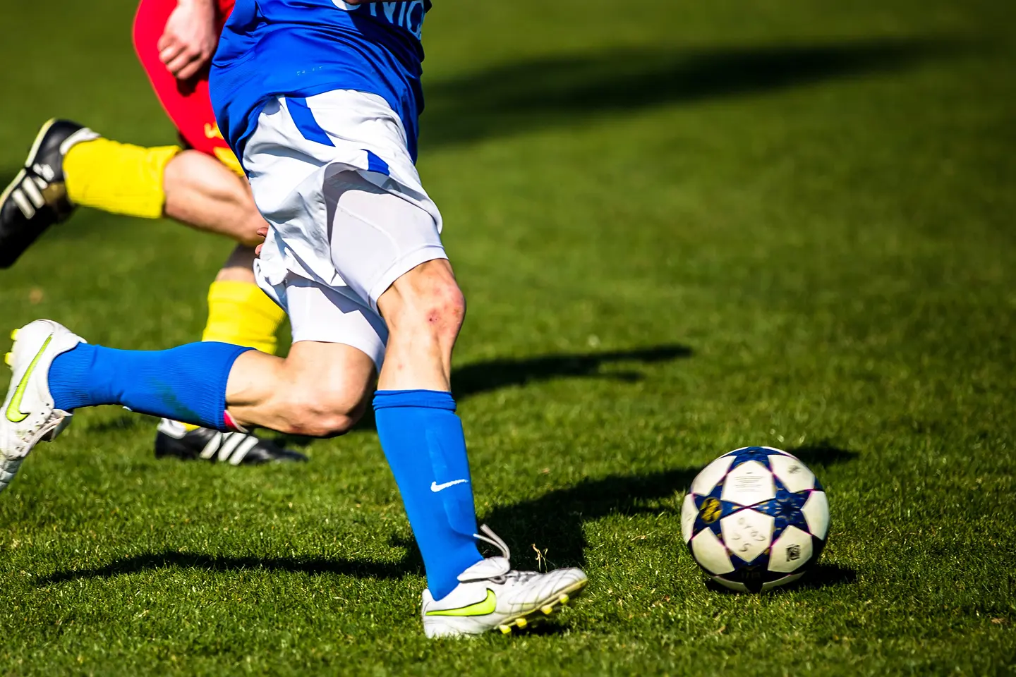grass-sport-play-soccer-football-player-807119-pxhere.com