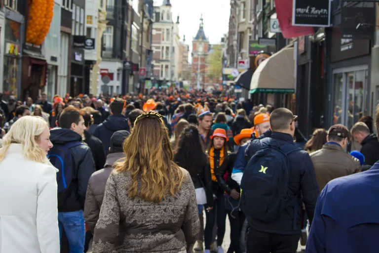 pedestrian-walking-people-town-city-crowd-805572-pxhere.com