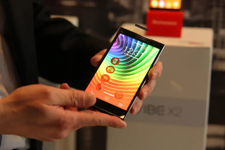 smartphone-mobile-light-glass-red-phone-867615-pxhere.com