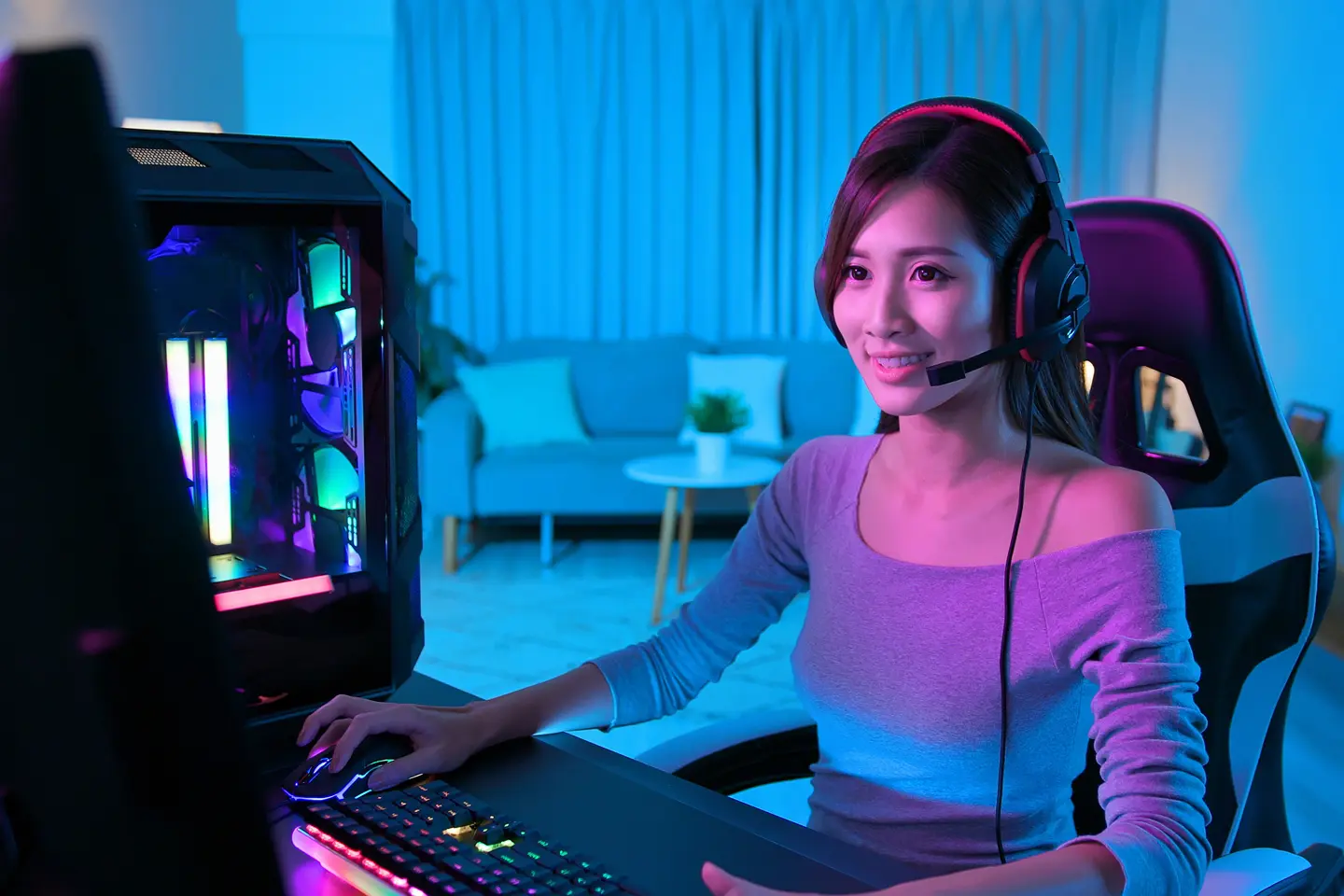 woman-smile-blue-purple-personal-computer-entertainment-1659530-pxhere.com