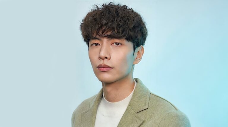 Lee Min Ki in a beige blazer