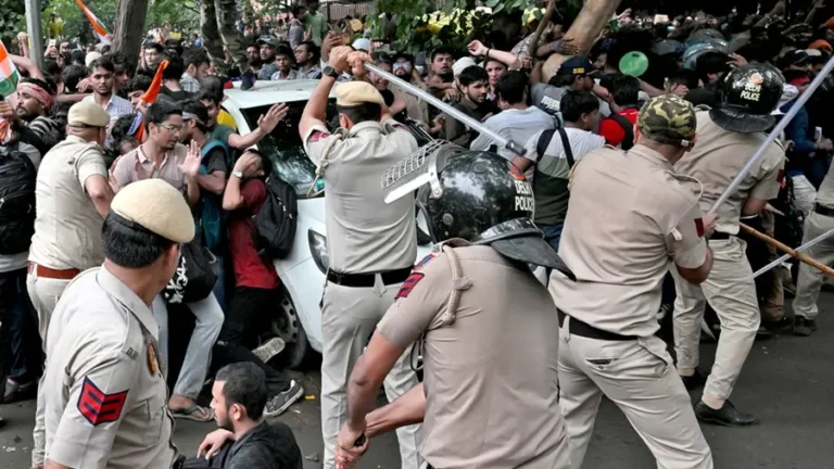 Delhi Police Clash With CJP Protesters.