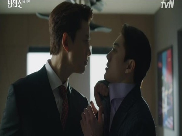 In 'Vincenzo' Han-seo ultimately chooses to sacrifice his life to earn freedom and redemption from his brother, Han-seok. Their abusive relationship is displayed as Han-seok grabs him by his tie.