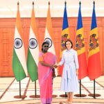 President Droupadi Murmu shaking hands with President Maia Sandu in front of the Indian and Maldovan national flags.