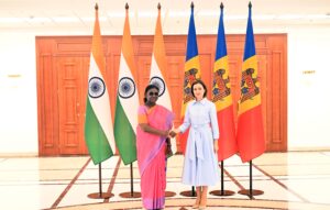President Droupadi Murmu shaking hands with President Maia Sandu in front of the Indian and Maldovan national flags.
