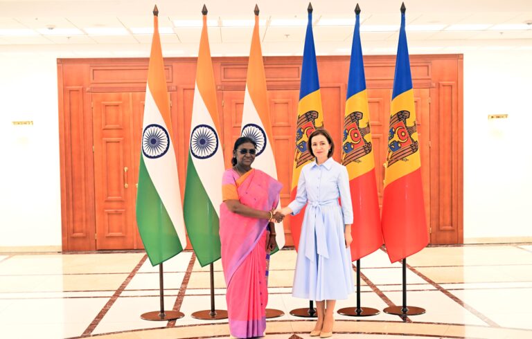 President Droupadi Murmu shaking hands with President Maia Sandu in front of the Indian and Maldovan national flags.