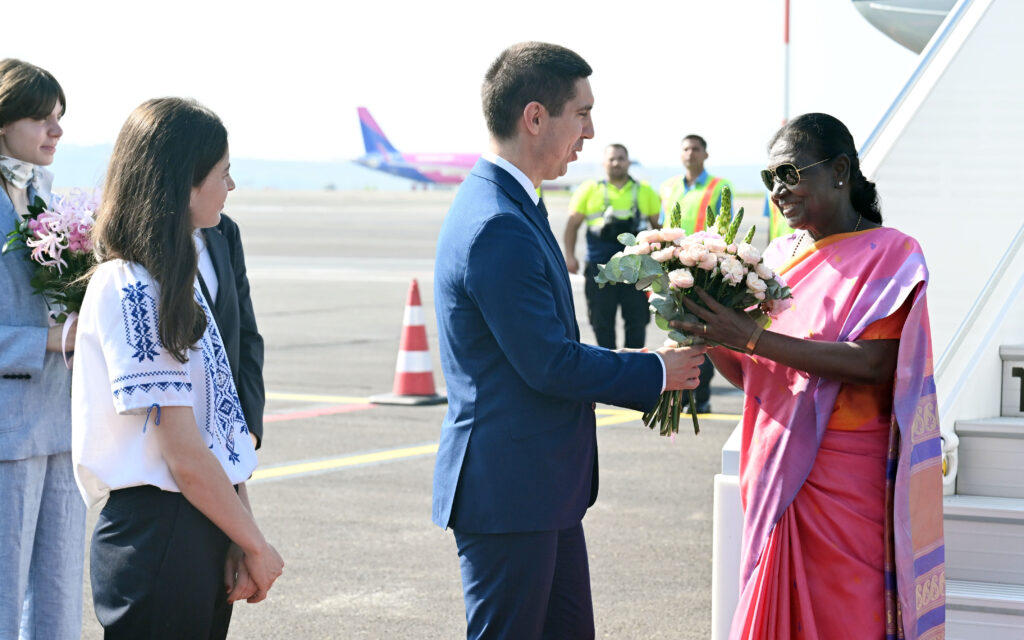 President Murmu Receives Ceremonial Welcome in Moldova.