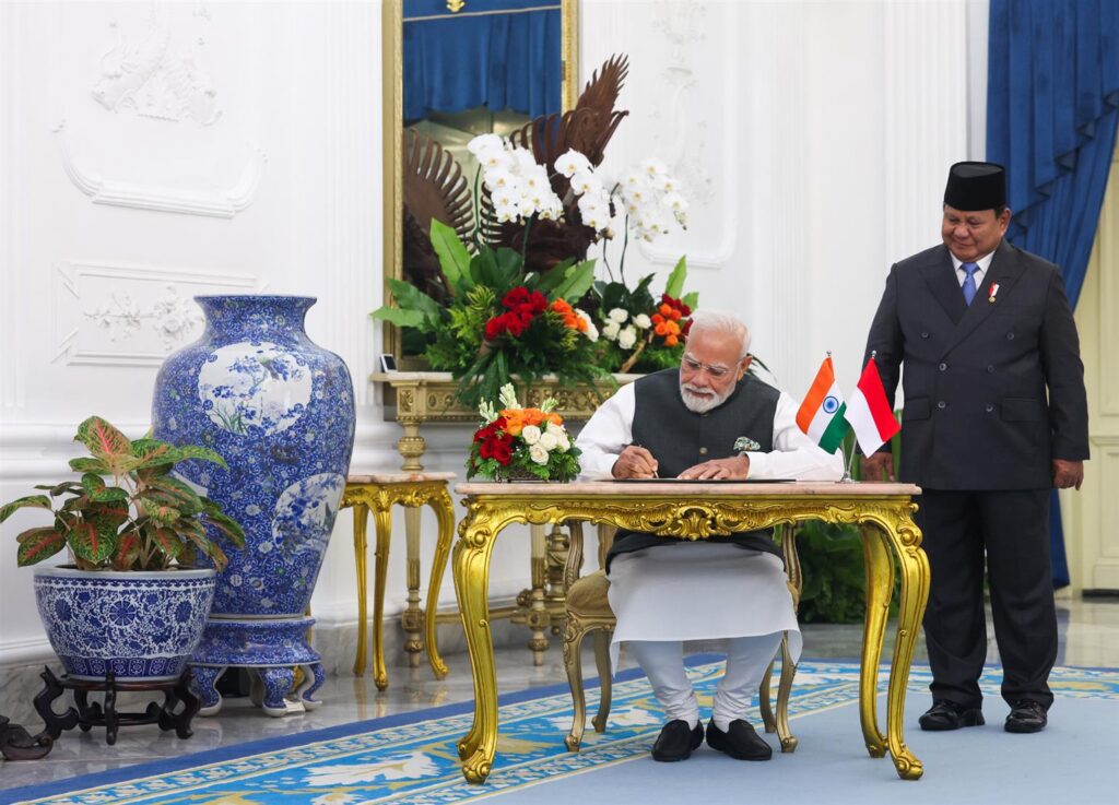 PM Modi signs the guest book during his visit to the Presidential Palace in Jakarta, Indonesia.