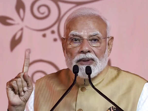 PM Modi addressing the gathering during the Vivekananda Utsav.